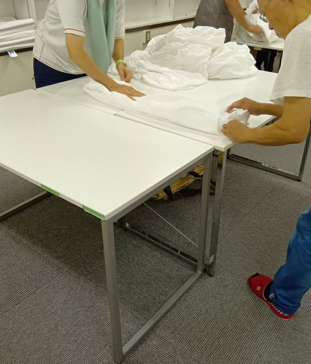 洗い終わったタオルを畳む様子